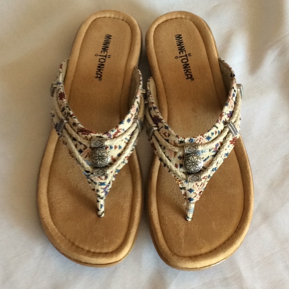 Minnetonka Silverthorne Flip Flops, Like NEW!!